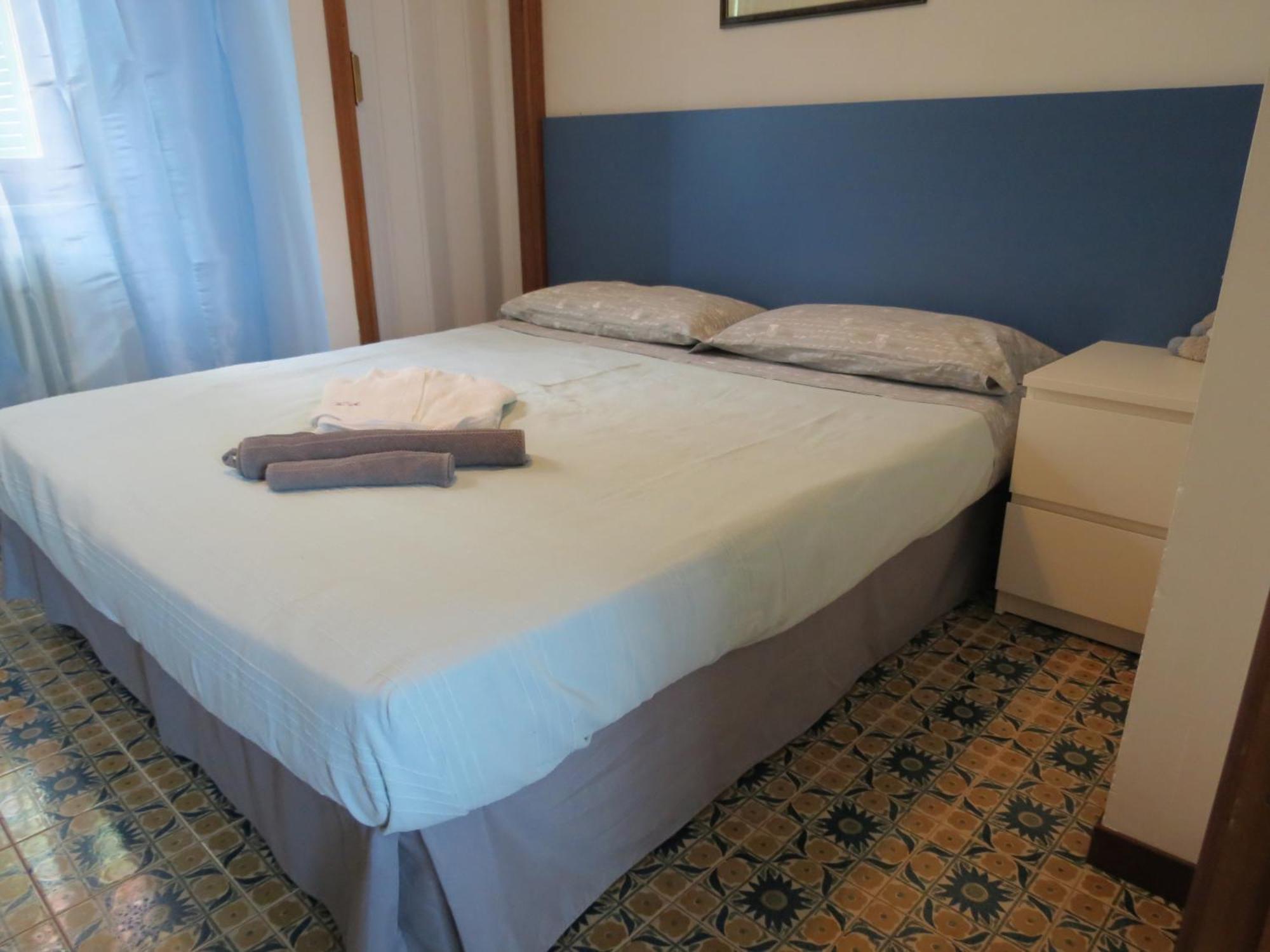 Villa Anastasye Your Lakefront Vacation Rental Predore Habitación foto