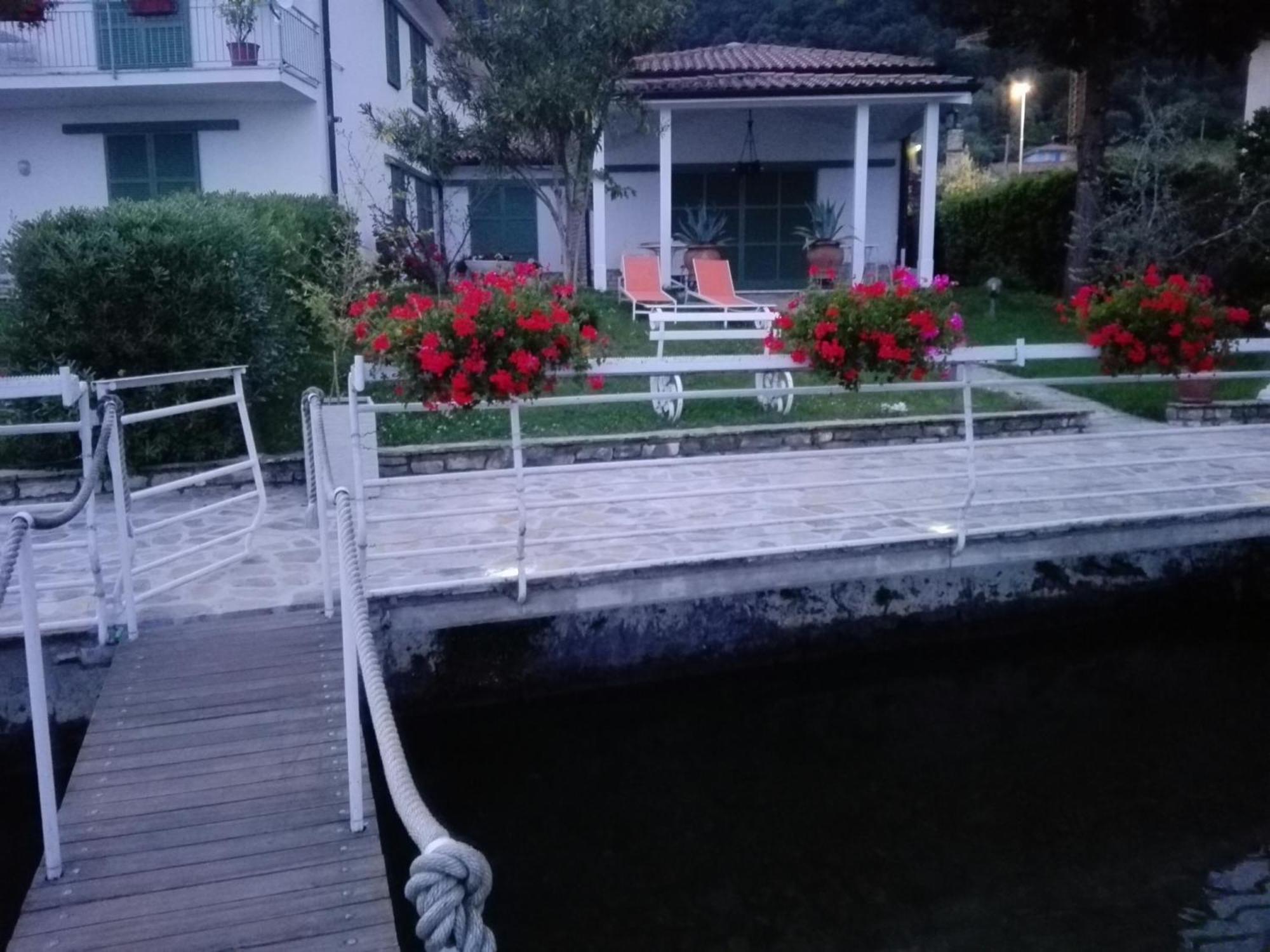Villa Anastasye Your Lakefront Vacation Rental Predore Habitación foto