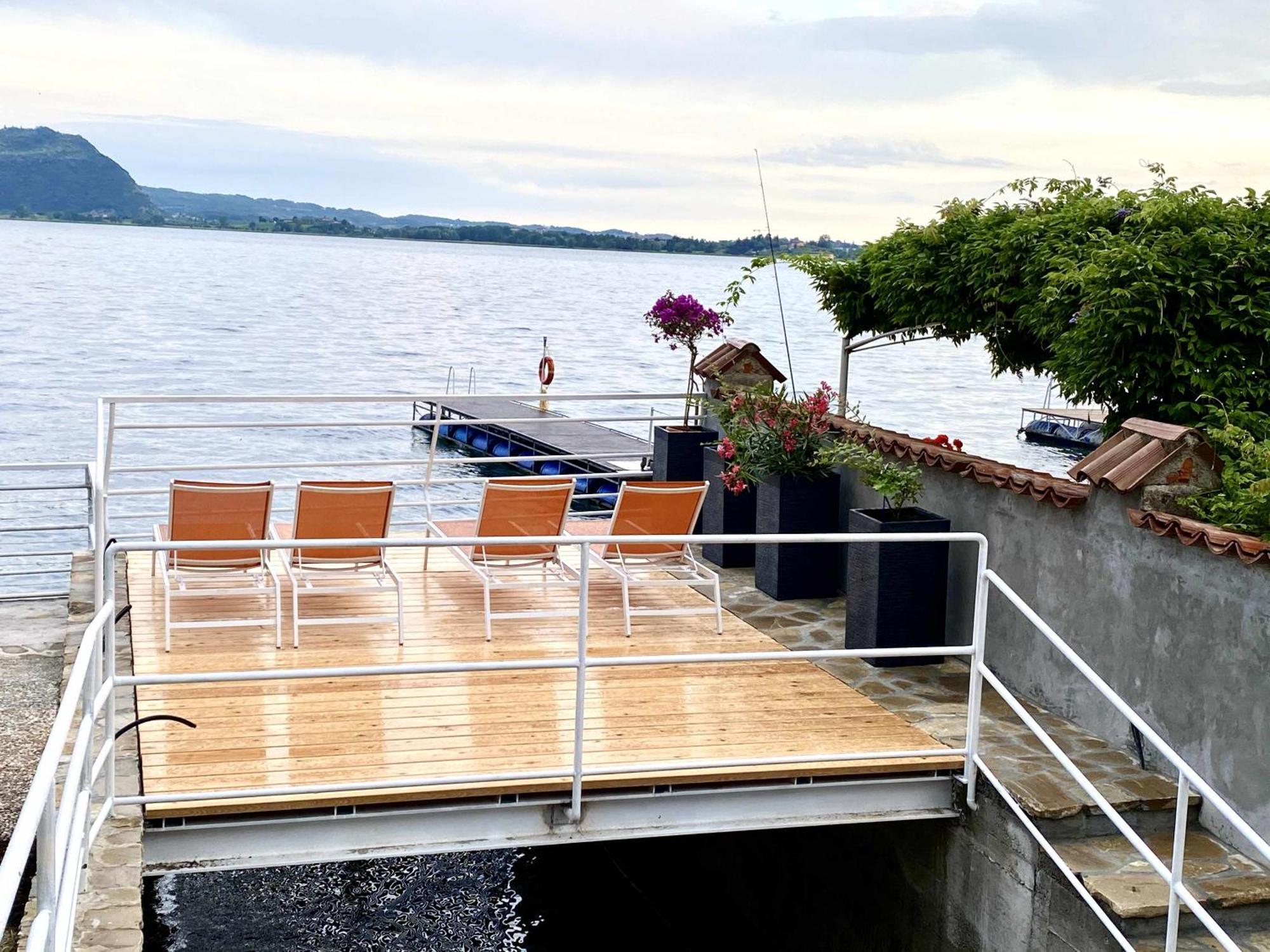 Villa Anastasye Your Lakefront Vacation Rental Predore Habitación foto